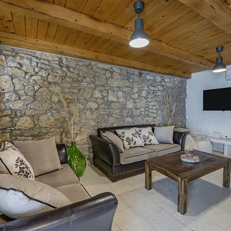 Villa Octingenti In Marceljani - Haus Fuer 4-6 Personen