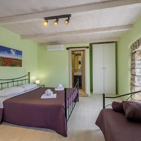 Octingenti In Marceljani - Haus Fuer 4-6 Personen *