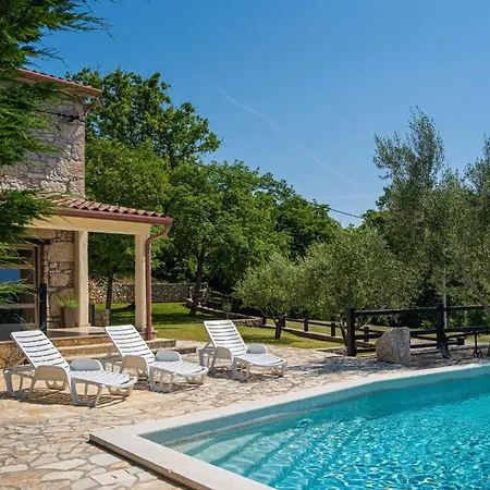 Villa Octingenti In Marceljani - Haus Fuer 4-6 Personen