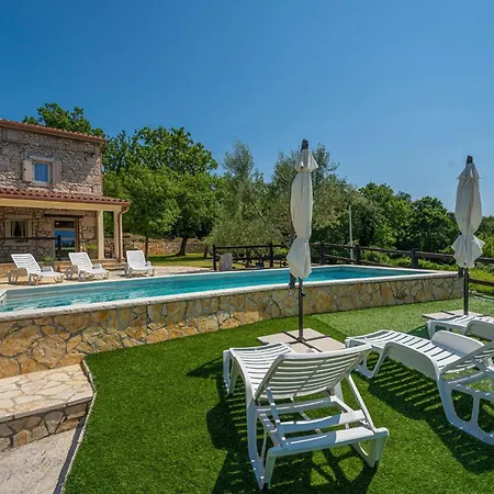 Villa Octingenti In Marceljani - Haus Fuer 4-6 Personen