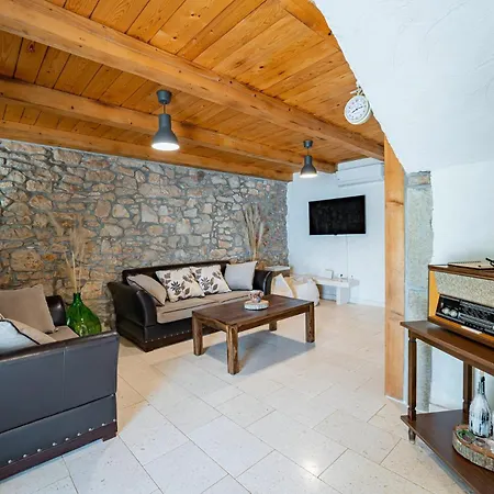 Villa Octingenti In Marceljani - Haus Fuer 4-6 Personen