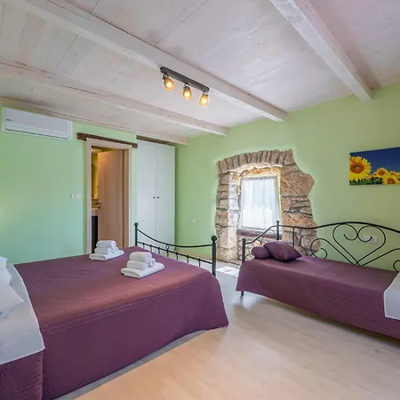 Villa Octingenti In Marceljani - Haus Fuer 4-6 Personen